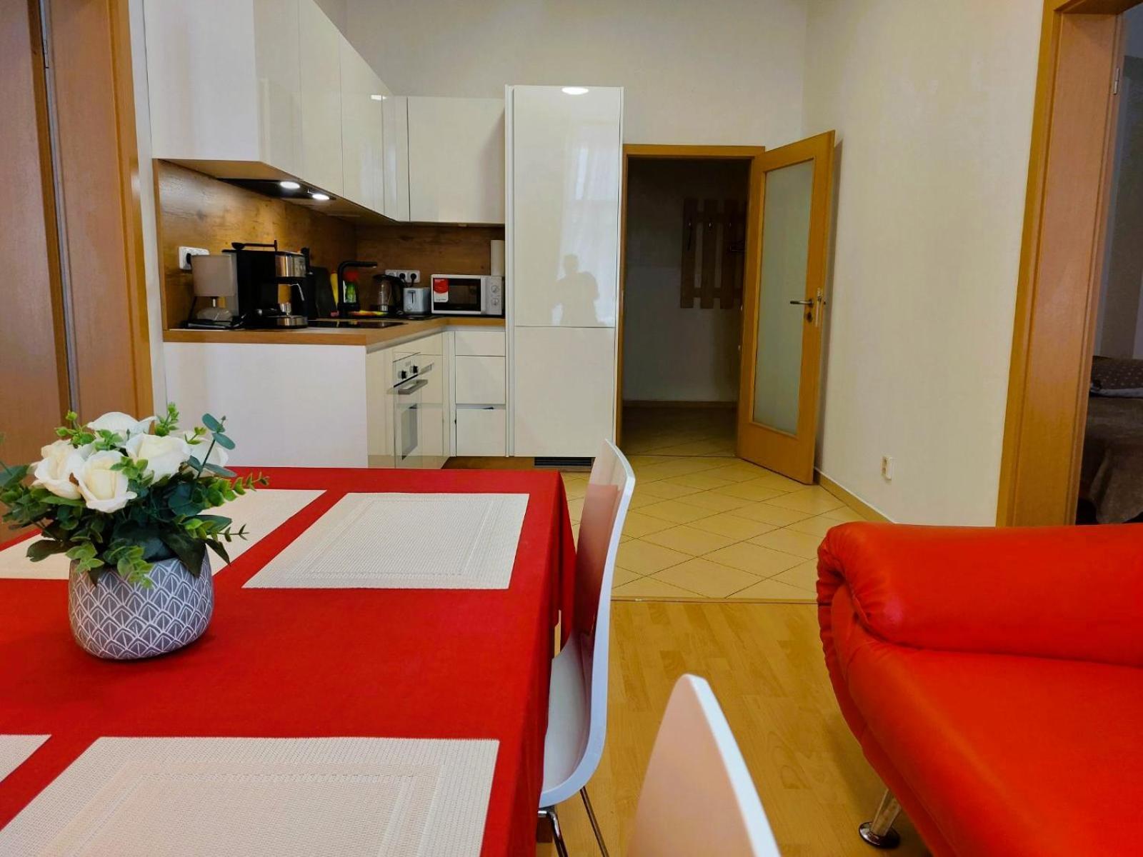 Prostorny Byt V Centru 3 Kk 80 M2 Hradec Králové Esterno foto