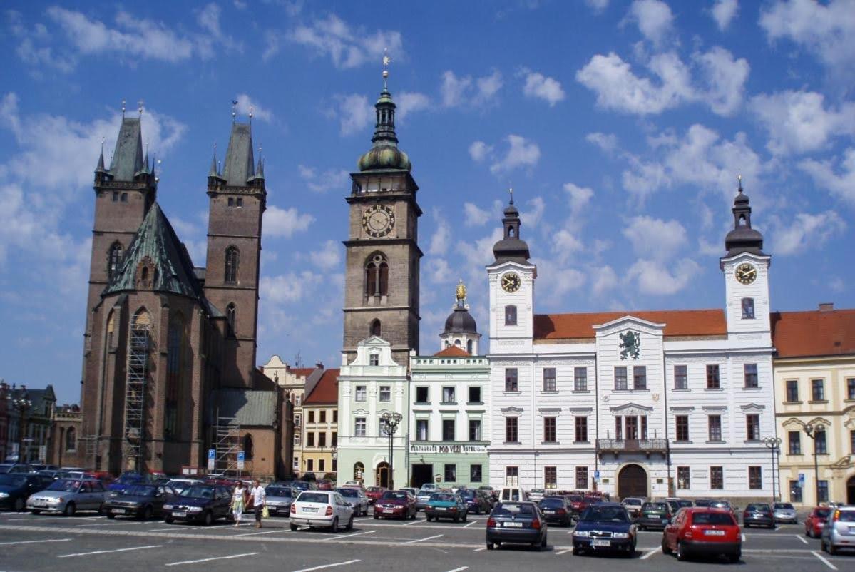 Prostorny Byt V Centru 3 Kk 80 M2 Hradec Králové Esterno foto