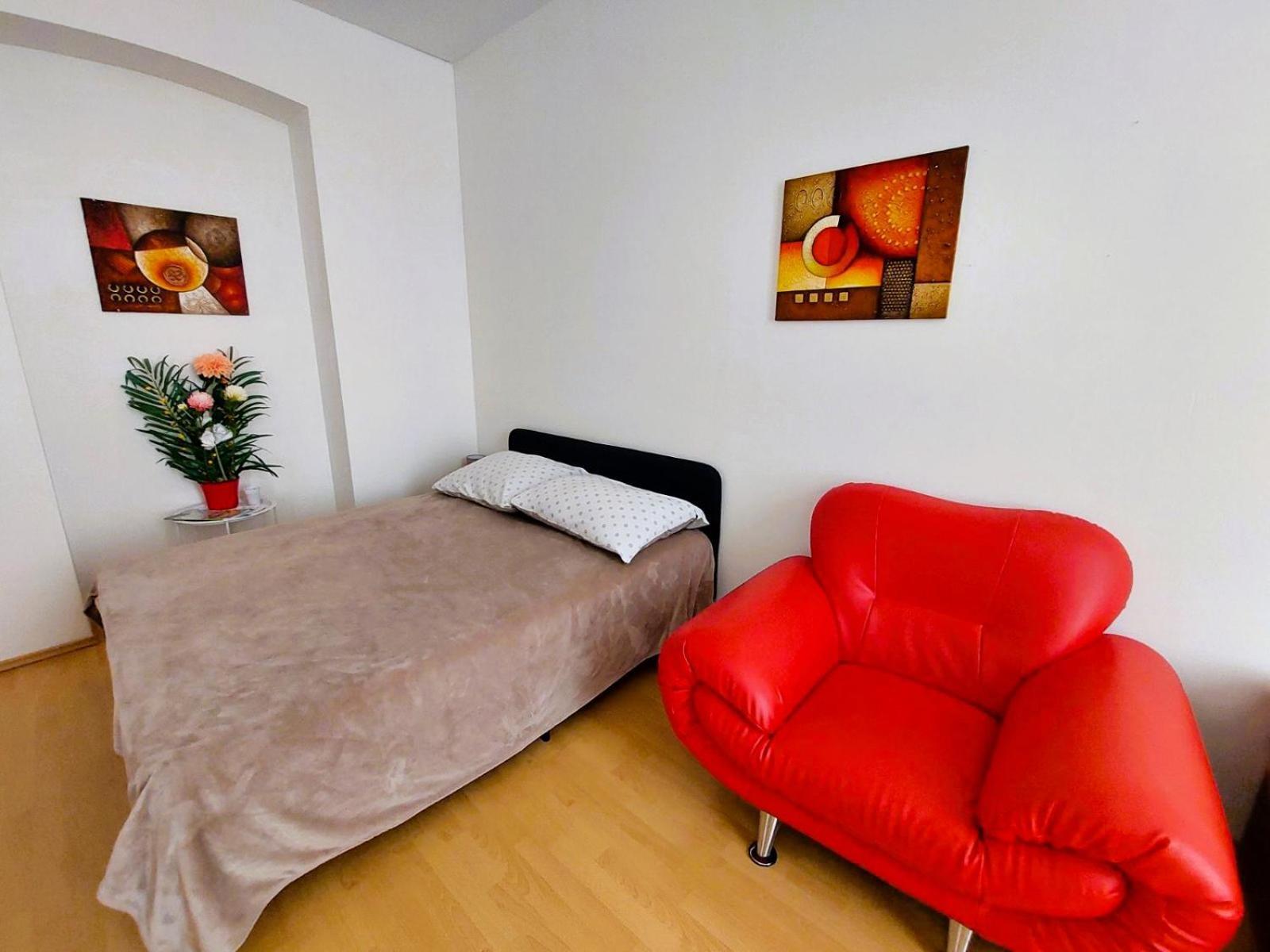 Prostorny Byt V Centru 3 Kk 80 M2 Hradec Králové Esterno foto