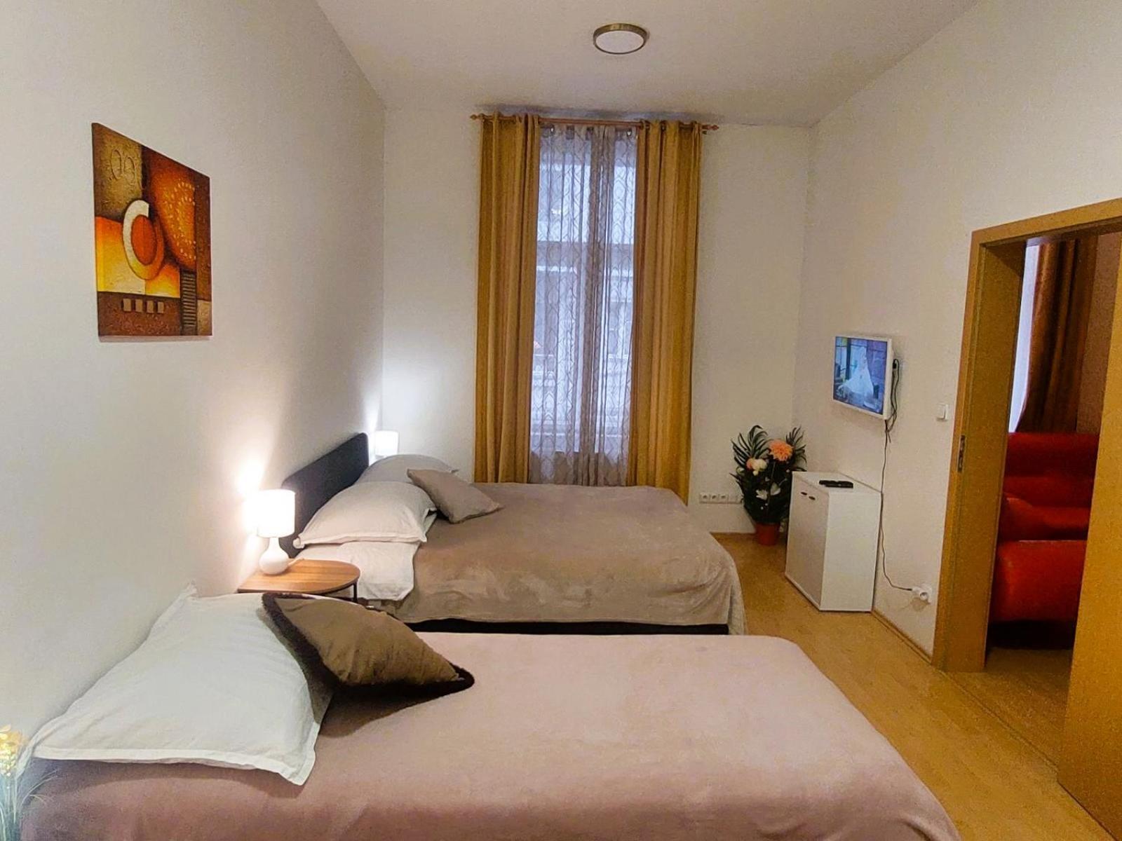 Prostorny Byt V Centru 3 Kk 80 M2 Hradec Králové Esterno foto